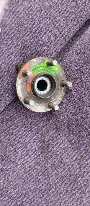 продам заднюю ступицу субару б 4