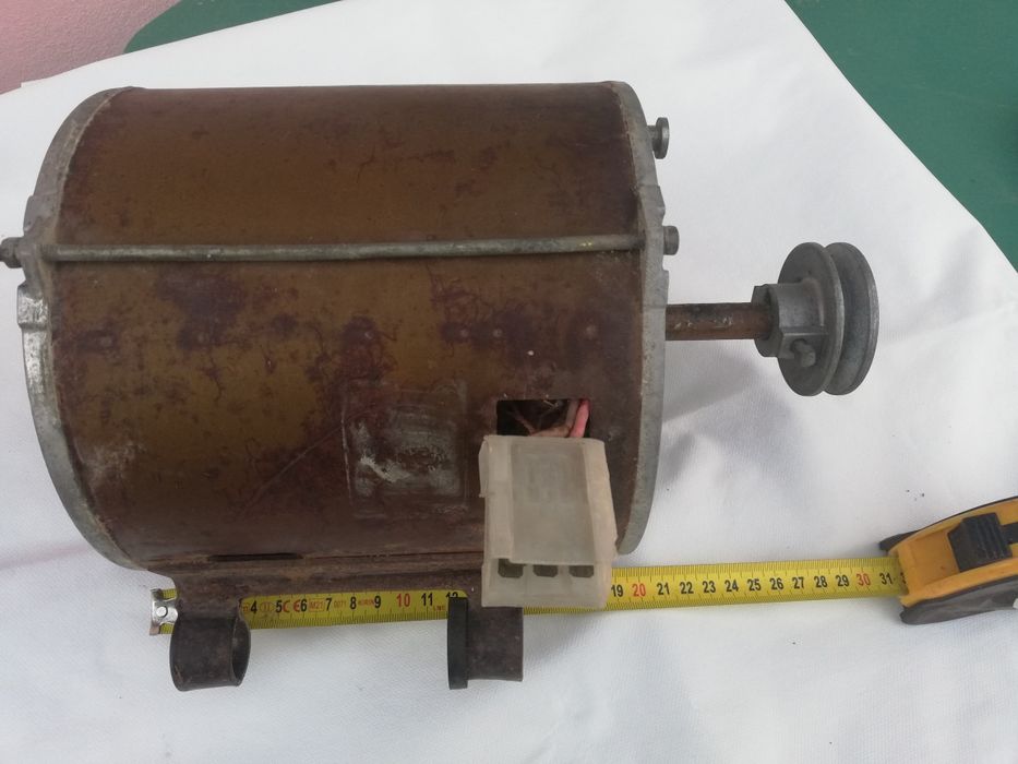 Vînd Motor 220 cu fulie.