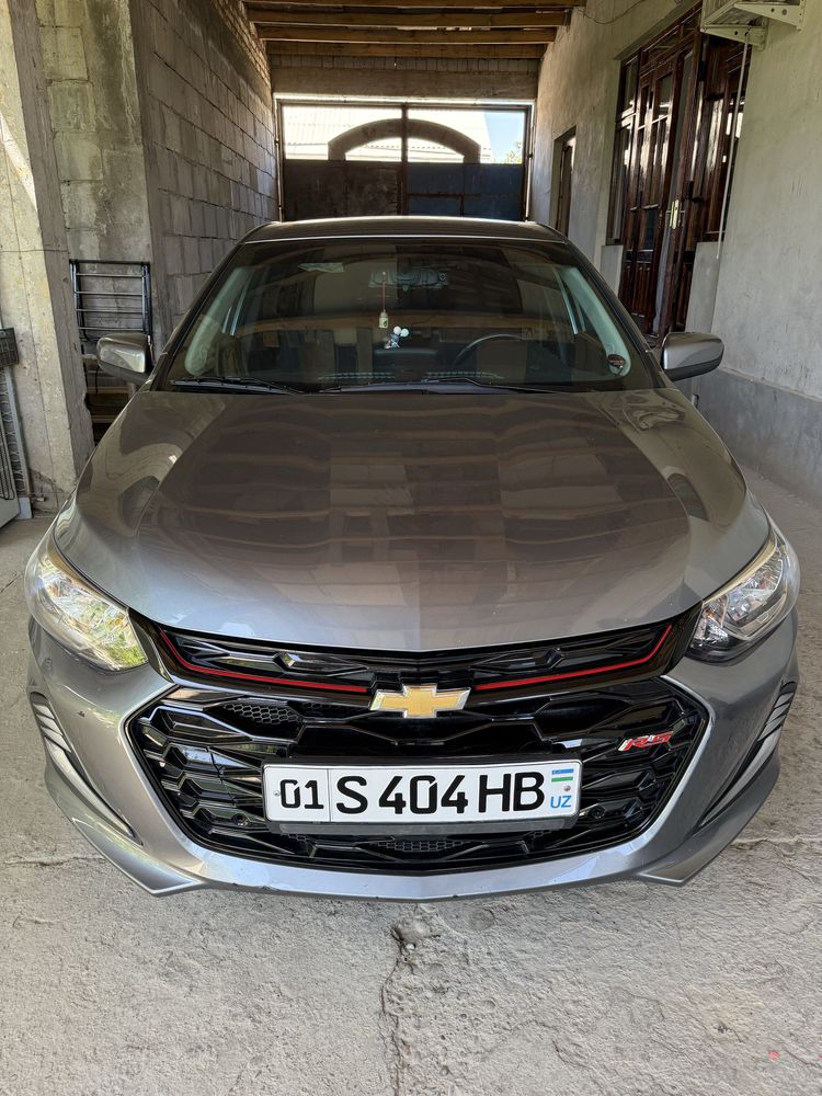 Onix chevrolet mokriy asfalt