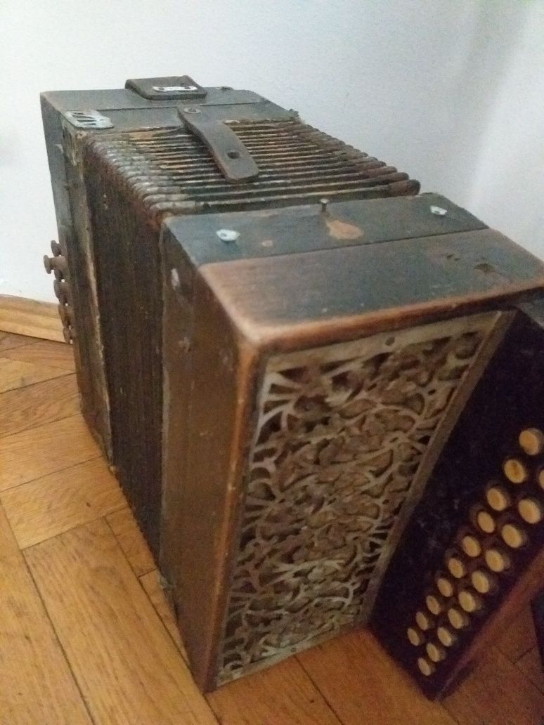 Vechi armonice (acordeon) de colecție:una lemn 1910,una Galileo & figl