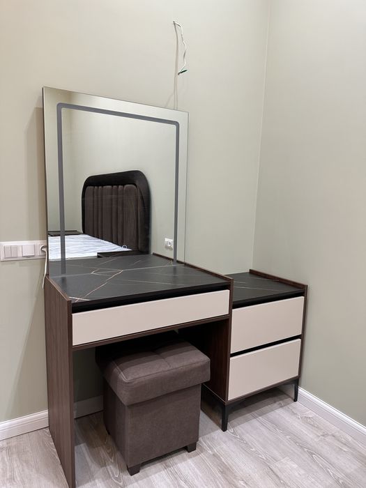 Komplekt mebel sotiladi