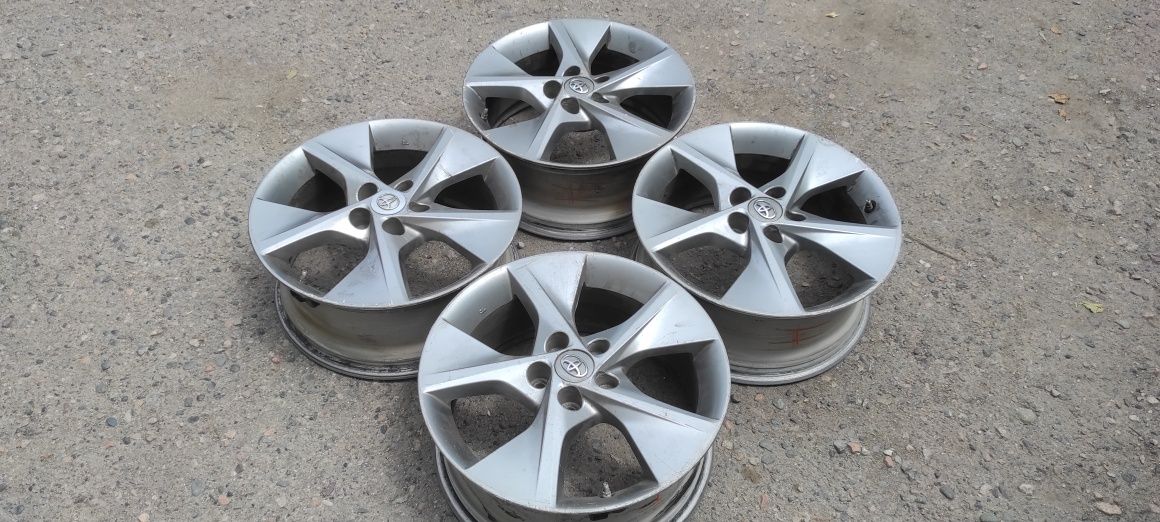 Комплект оригинальных дисков R18. Toyota Camry