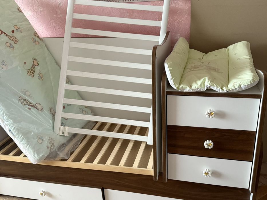 Детско легло 3 в 1 със матрак и подложка за сменяне на пелени.