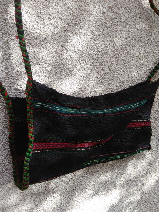 Автентични  фолклорни вещи: торбички, люлка/цедилка и черга/пътека