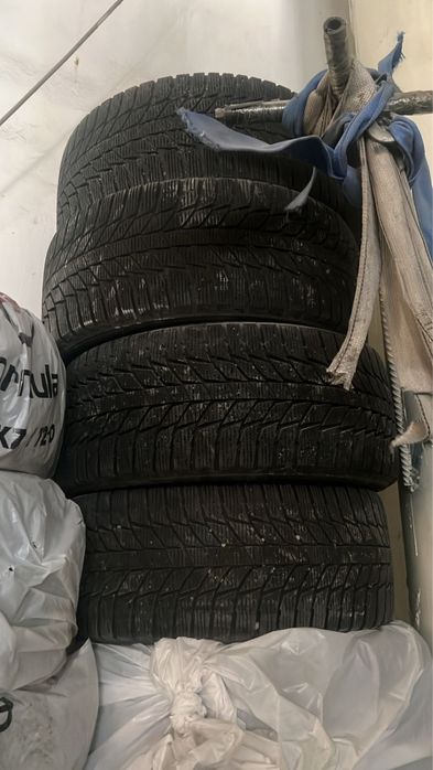 Зимние покрышки 235/45/17