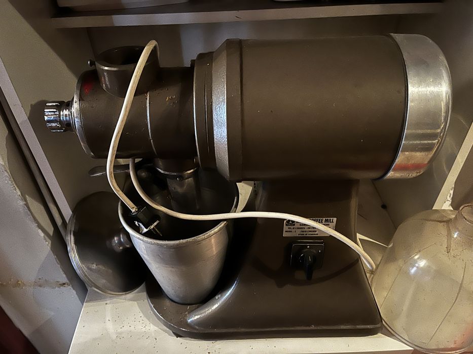 Продам профессиональную кофемолочную машину .