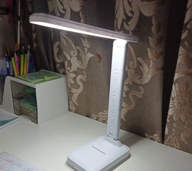 Продам новую светодиодную настольную лампу.