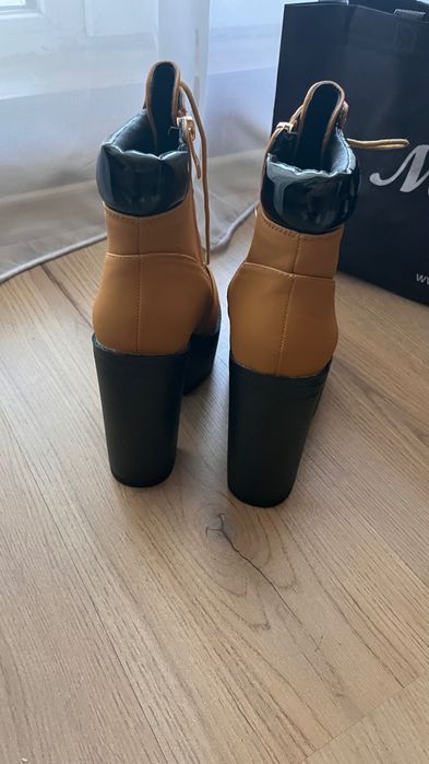 Дамски боти на ток