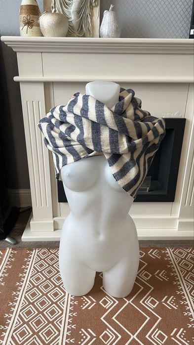 Шал ZARA на бяло и синьо райе