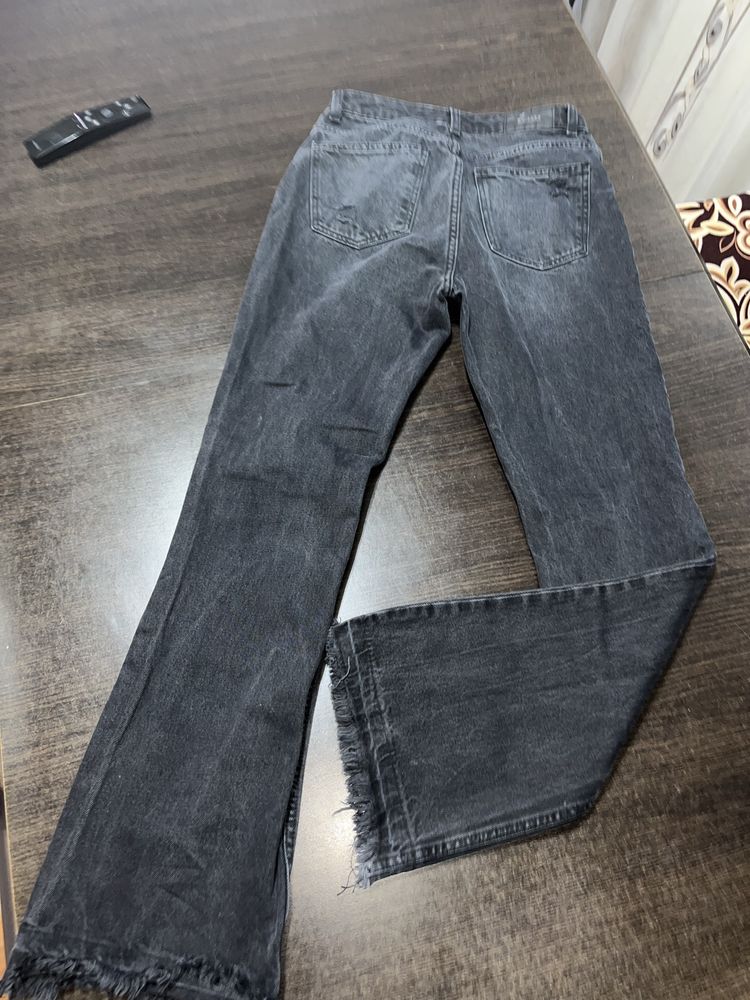 Flared jeans rupti in ghenunchi