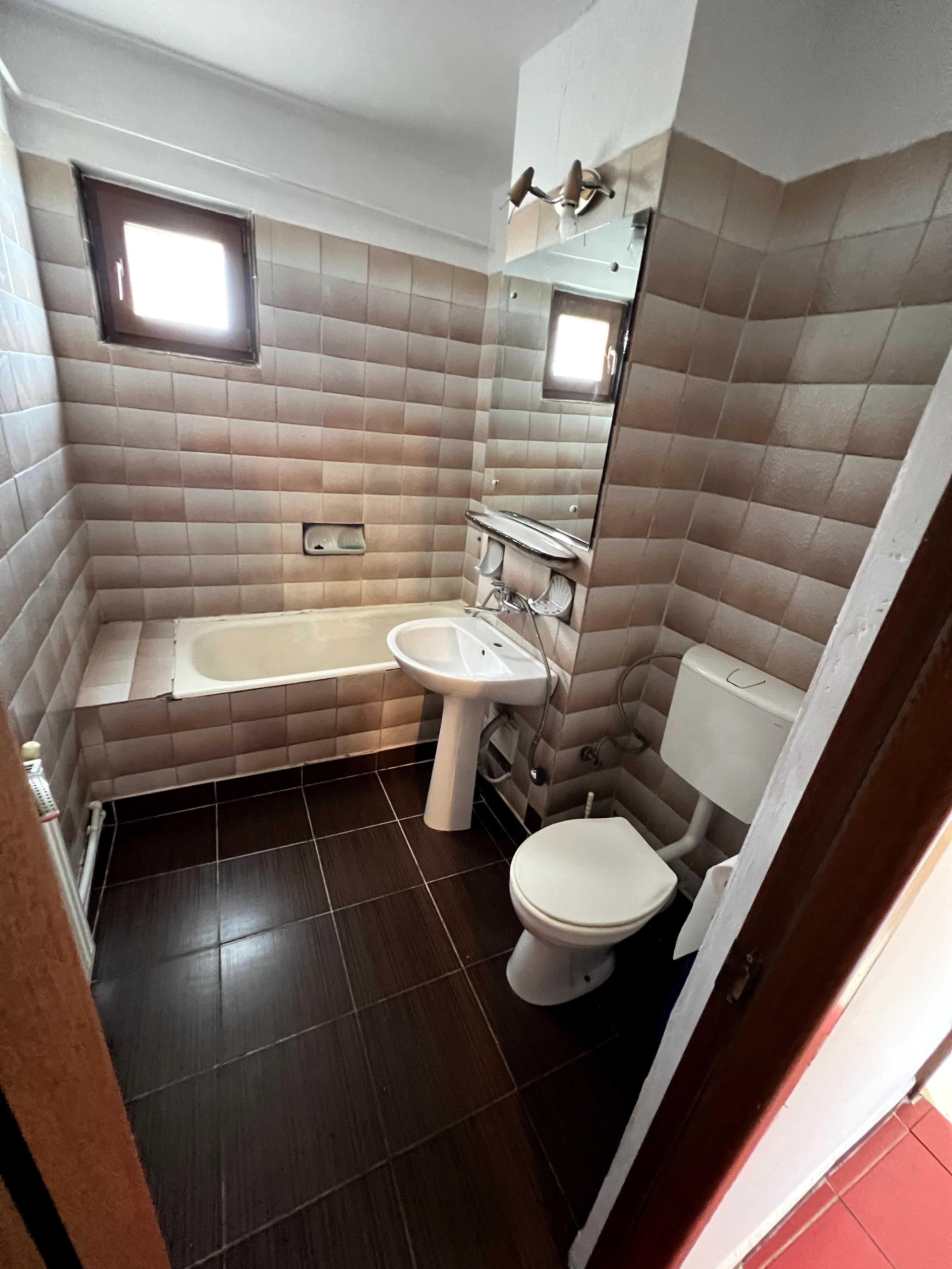 Inchiriez apartament 4 camere zona Neacsu