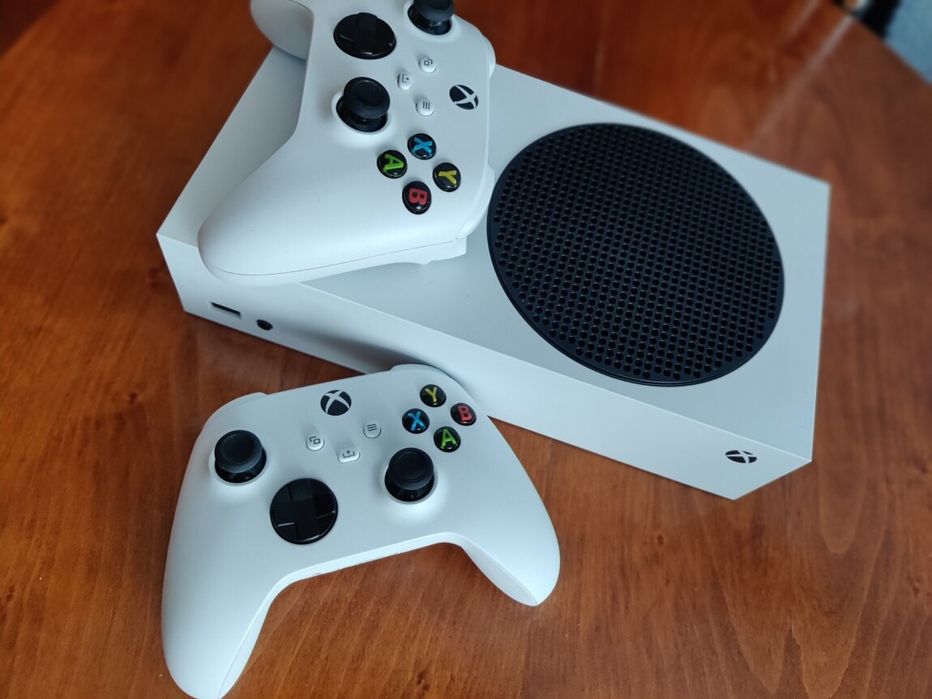 Xbox series s в отличном состоянии читайте и смотрите фото.