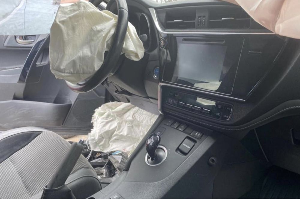 Toyota Auris hybrid на части