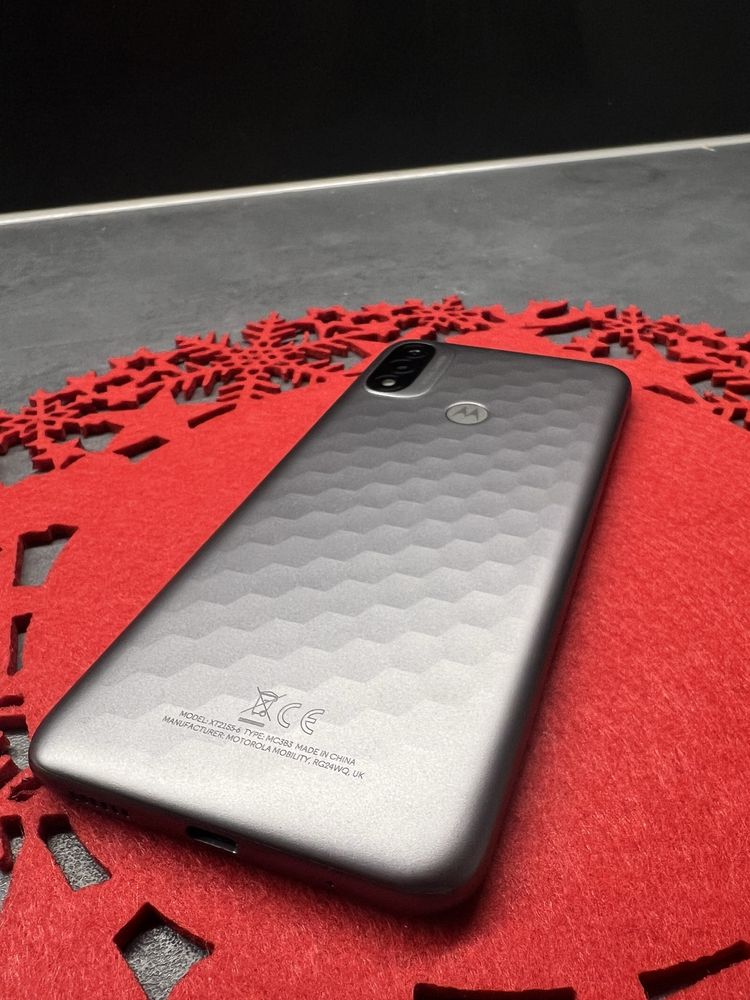 Смартфон Motorola Moto E20, 32GB, 2GB RAM, 4G, Graphite Grey
