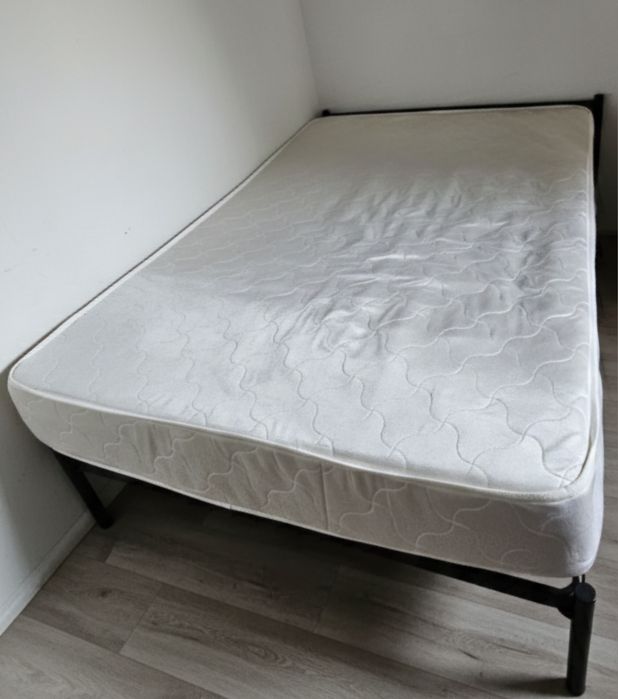 Кровать в комплектации с матрасом.