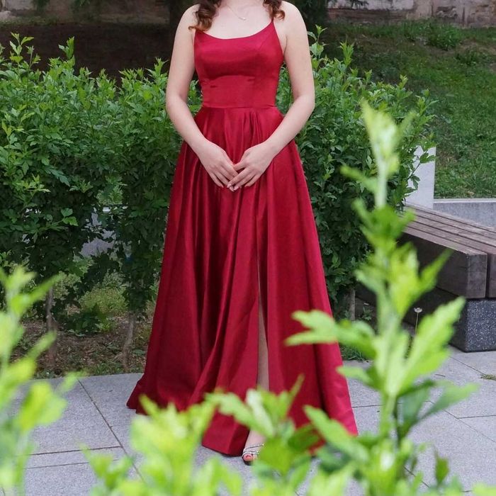 Продавам бална рокля.