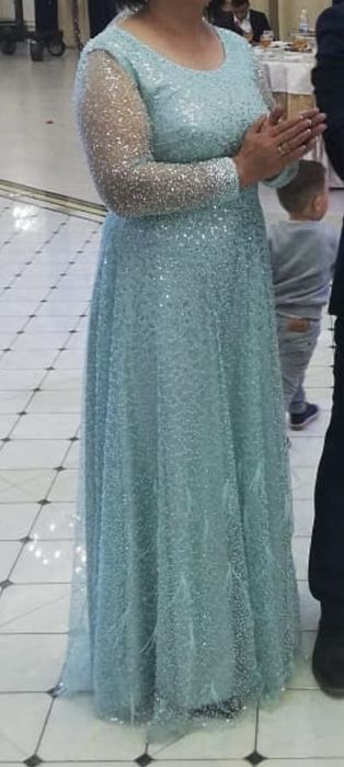 Продам платье  сшитое на заказ , ручная работа.