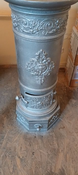 Cuptor soba din fonta veche cu ornamente  .