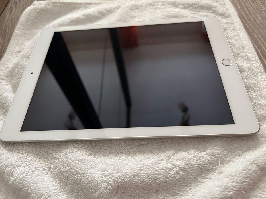 Vând iPad 5th generation, 32 gb, grey, cu cutie și husă inclusa