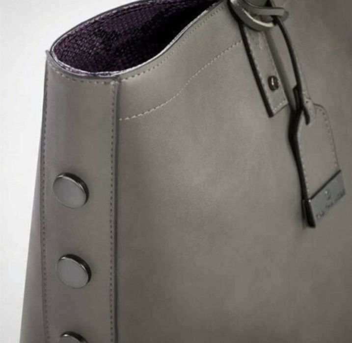 Geanta T by Tabitha Webb, designer britanic