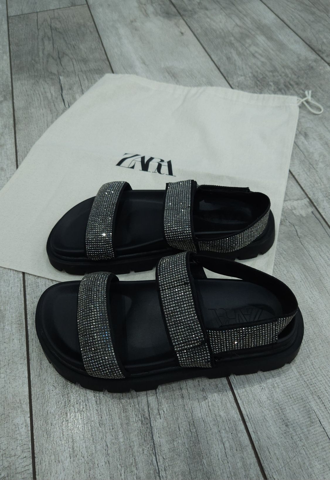 Детски черни сандали с камини Zara