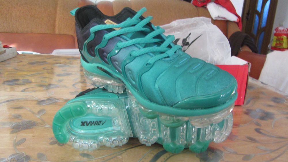 Nike Air Vapormax Plus noi in cutie marimea 42
