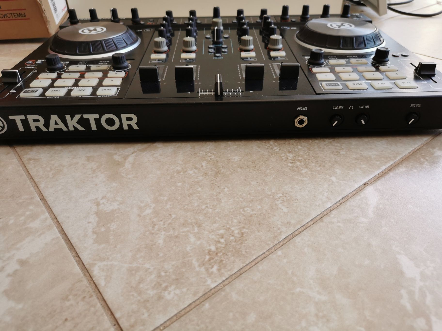 Traktor S4 MK2 контролер