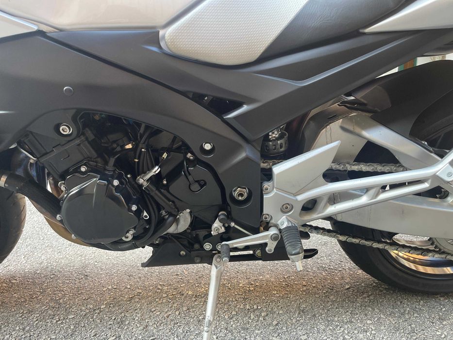Motocicleta Suzuki GSR 600