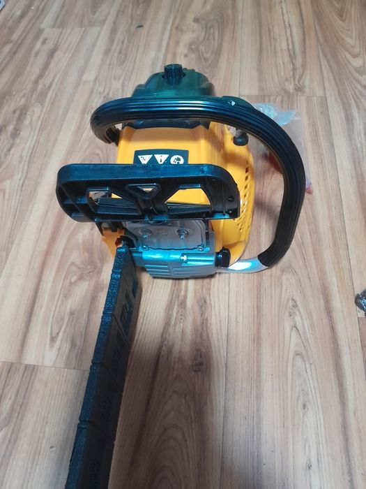 Продам новую бензапилу