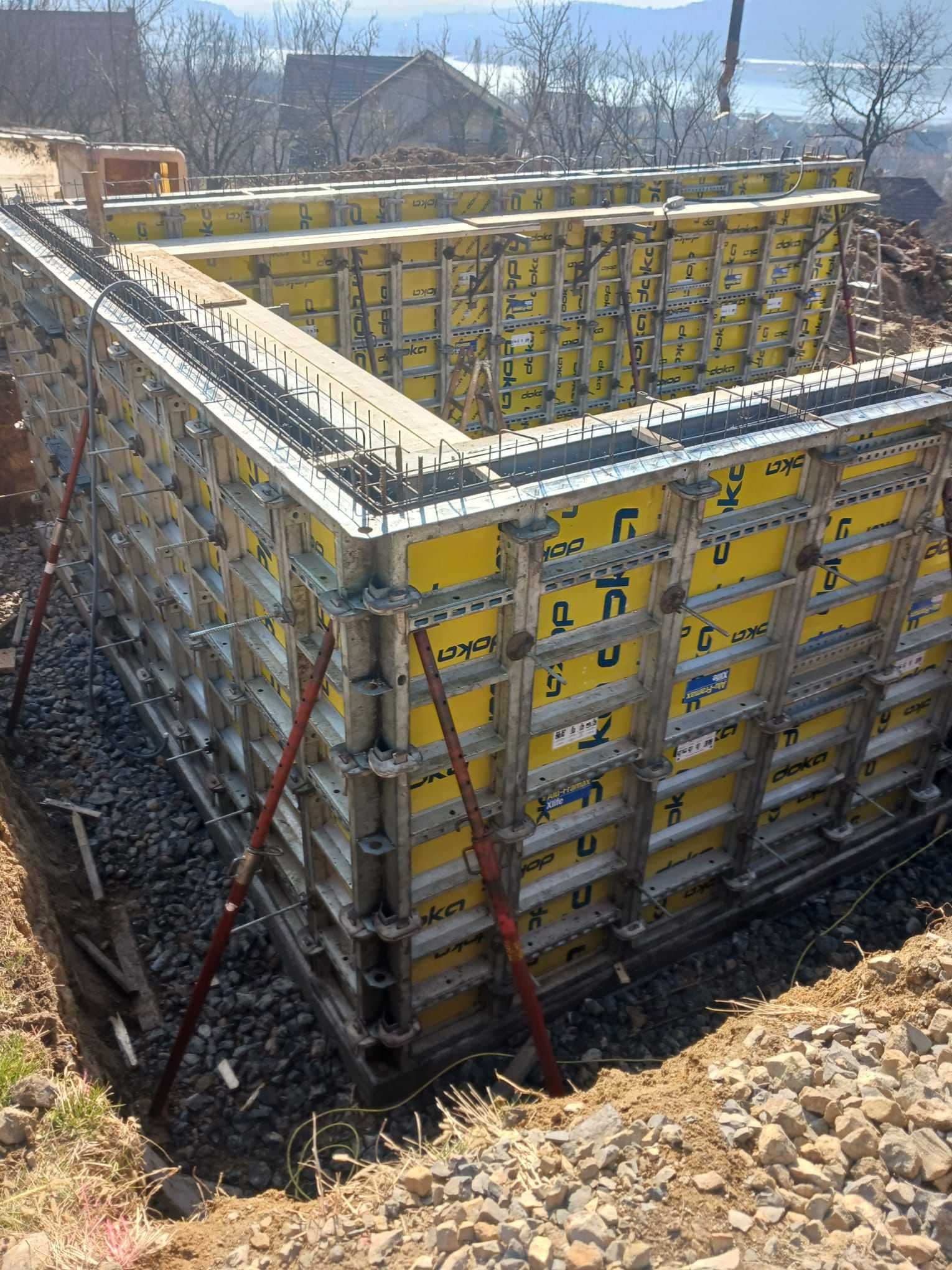 Execut construcții beton: garaje, beciuri, garduri cu panouri Doka