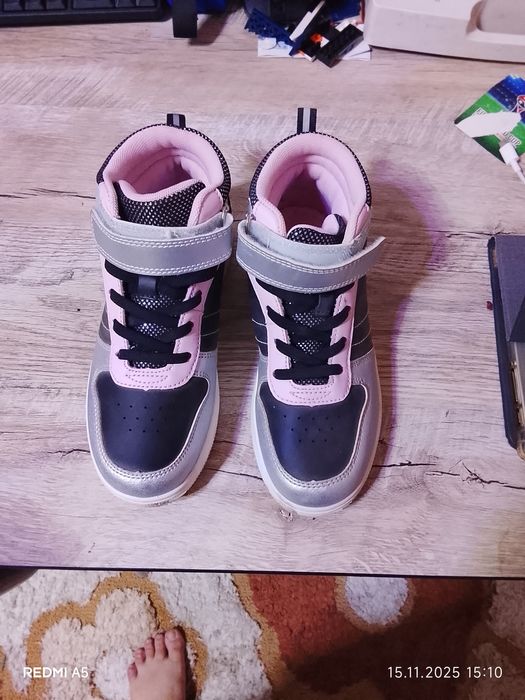 Продам кроссы на девочку