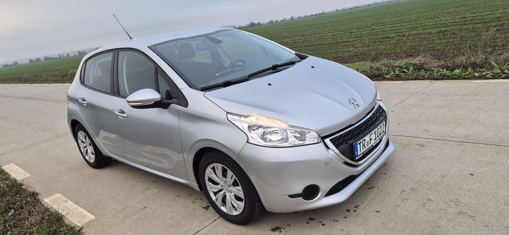 Vând Peugeot 208