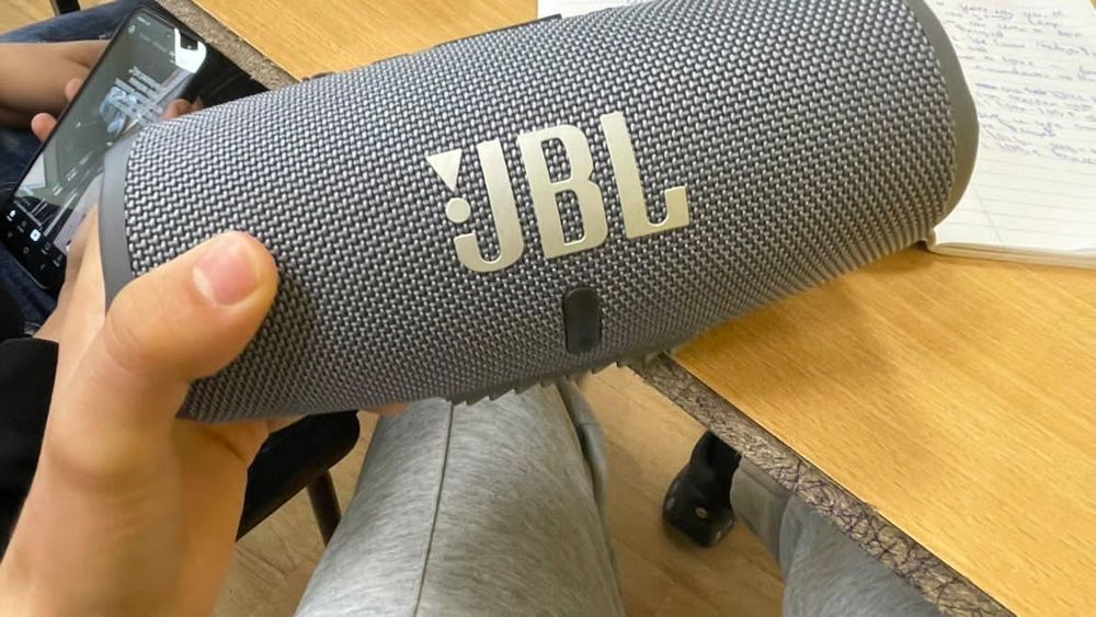 Тонколона JBL в отлично състояние