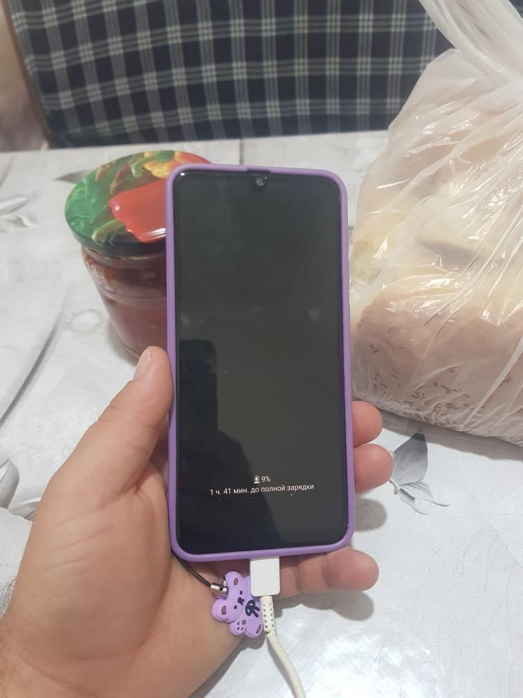 Samsung  A30 64GB sotiladi srochna yaxwi tutilgan