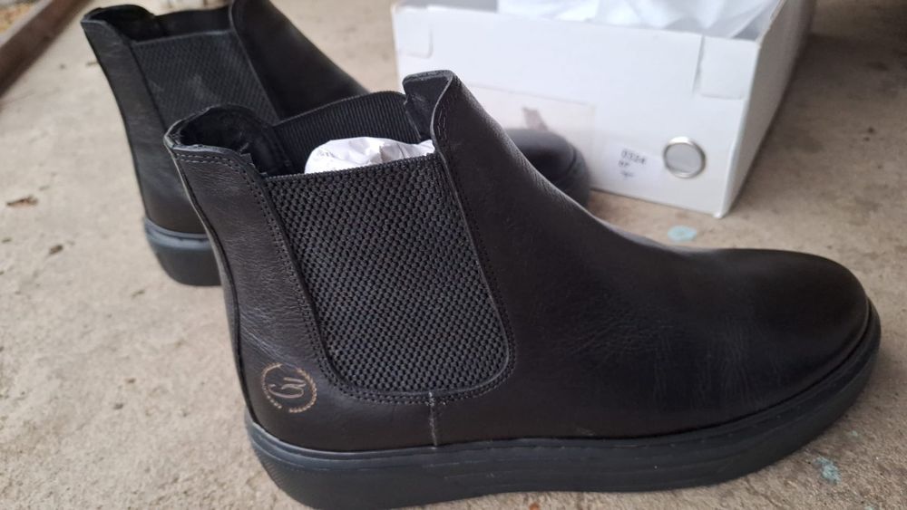 Vând ghete noi, Benvenuti.