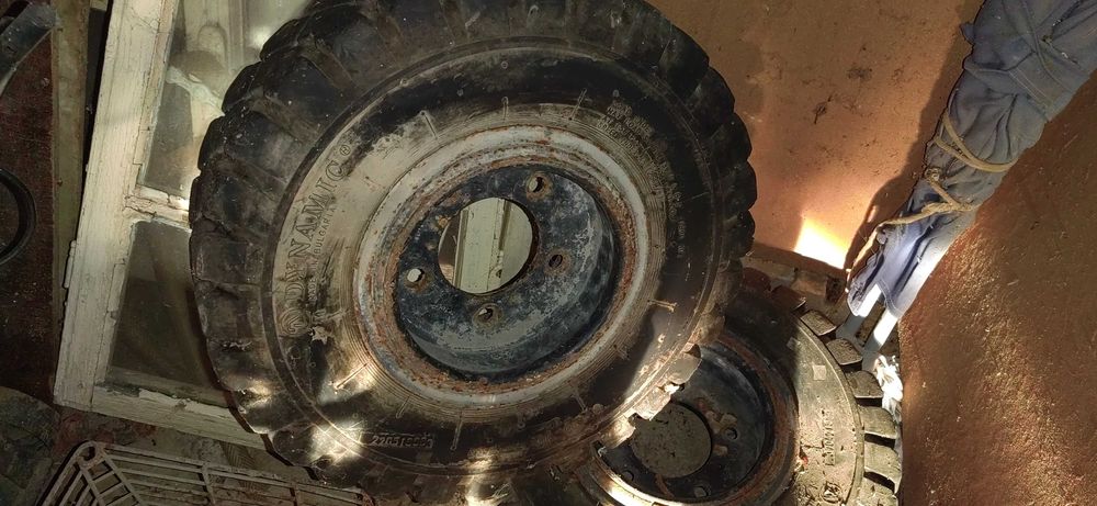 Гуми за мотокар със 5 дупки