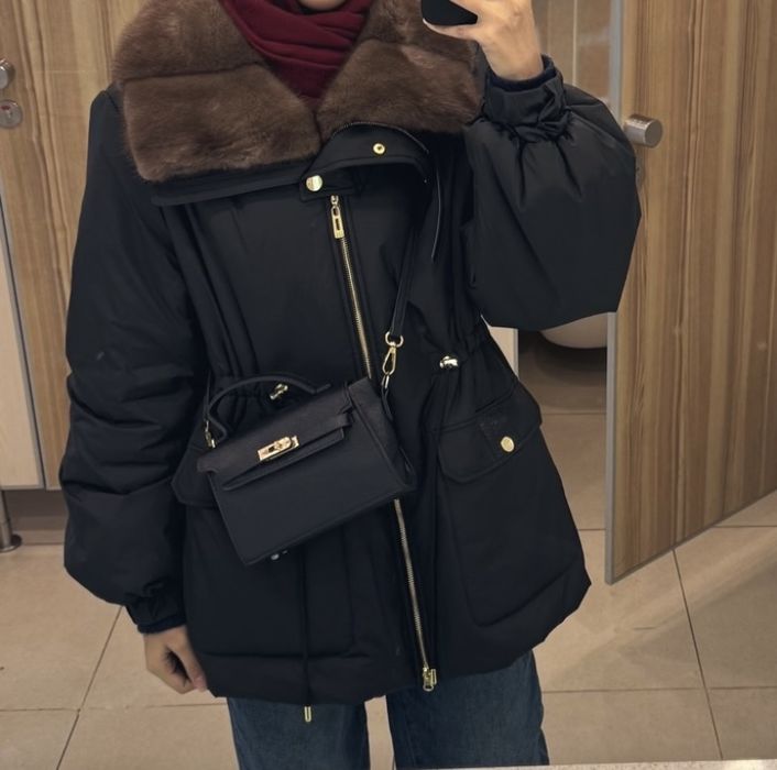 чёрная куртка с норковым воротником.