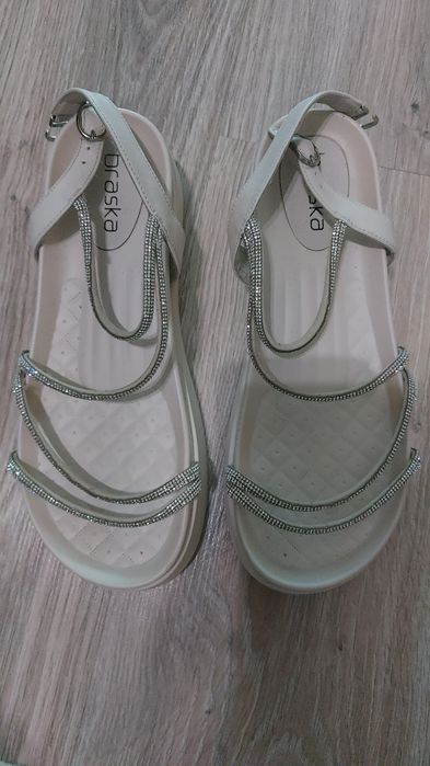 Продам женские сандали