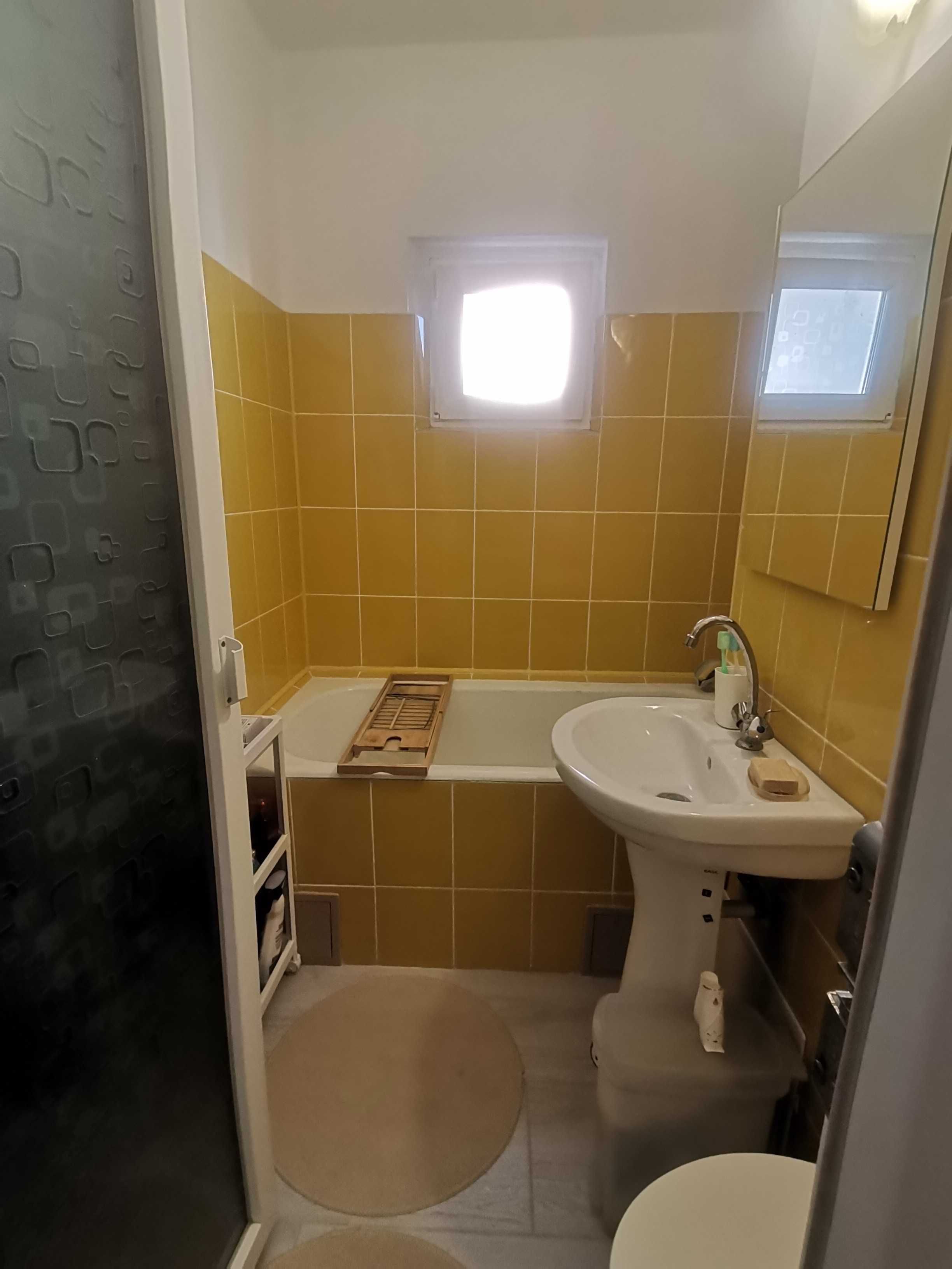 Inchiriez ap. 2 camere, Craiovita Noua, cu Centrala si AC. 330 Eur