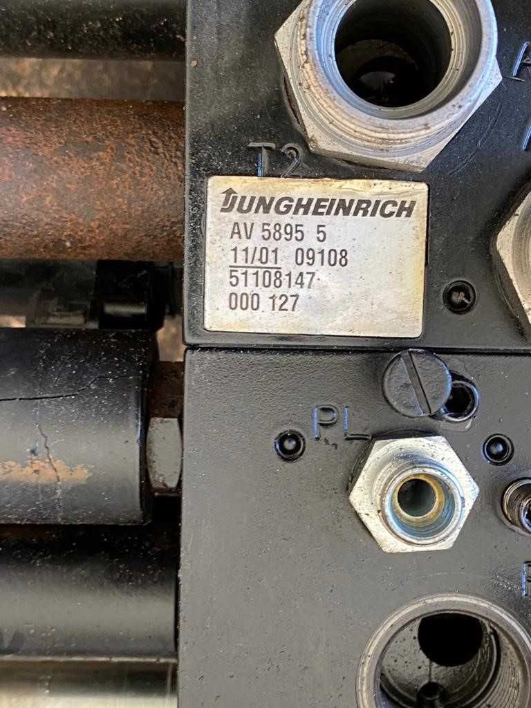 Distribuitor hidraulic stivuitor Jungheinrich SN: 51108147 (111)