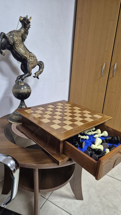 Шахматная доска и фигуры