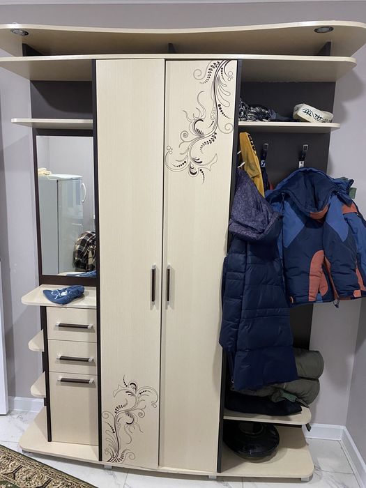 Прихожую продам