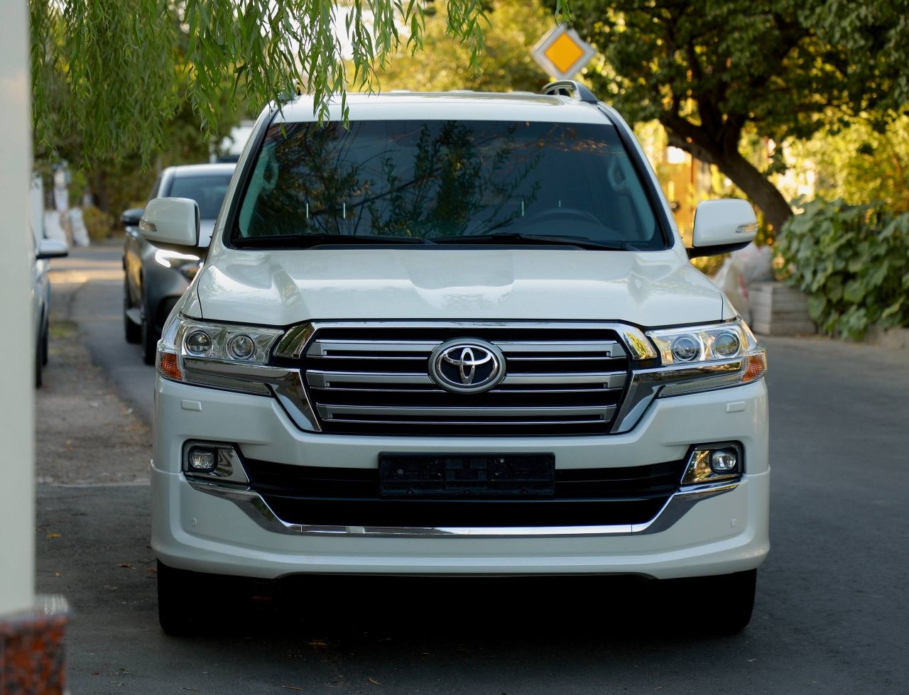 TOYOTA LAND CRUISER 200 насия. савдога. берилади.