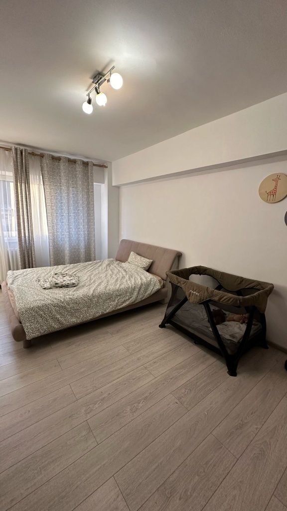 Apartament 4 camere de închiriat