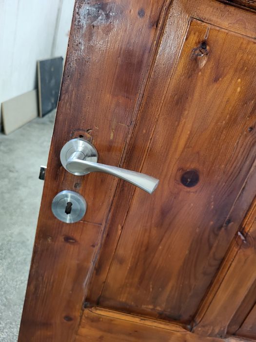 Usi interior din lemn de brad