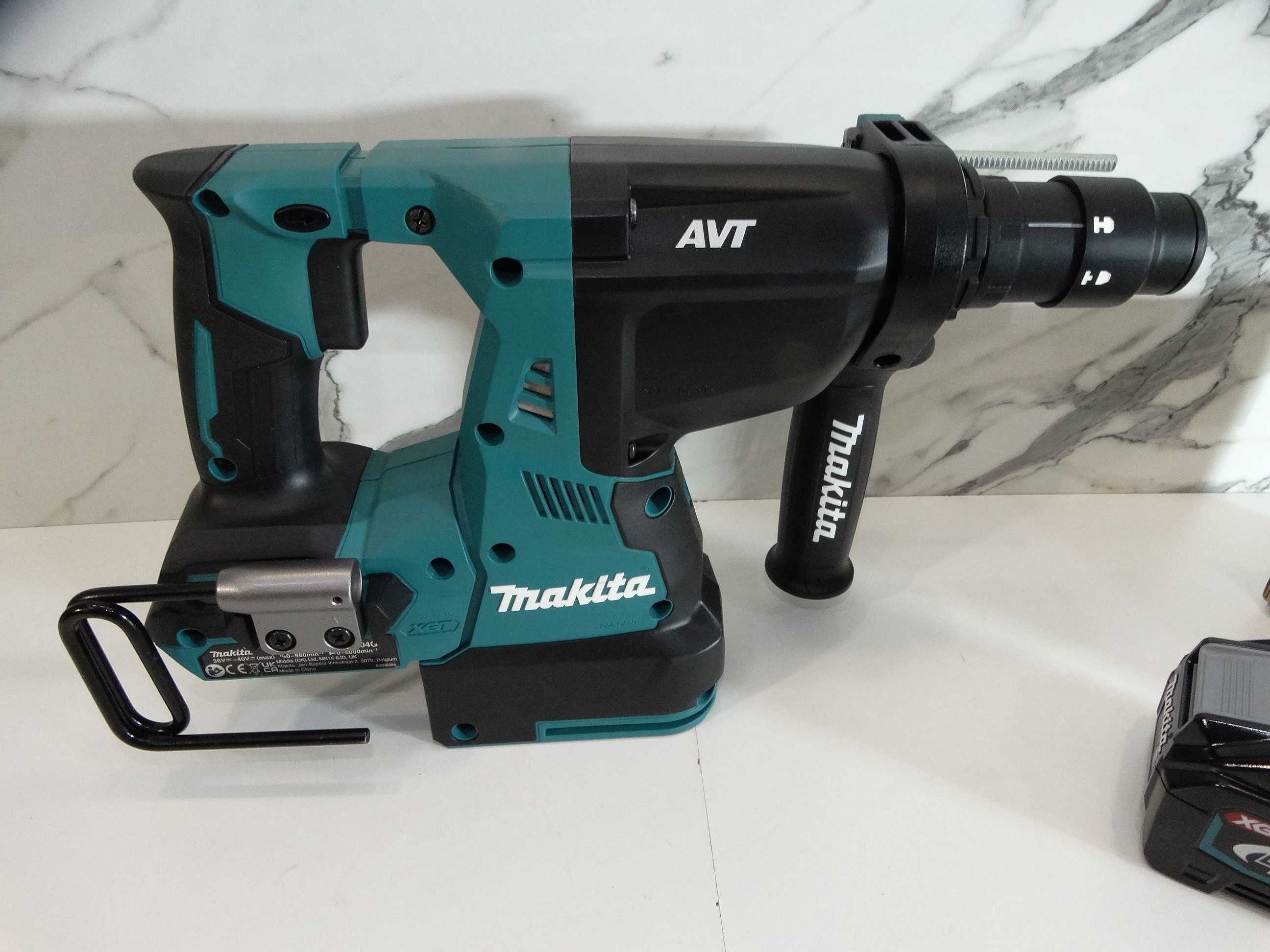 НОВО - Makita HR 004G / 40 V / 4.0 Ah - Перфоратор / XGT