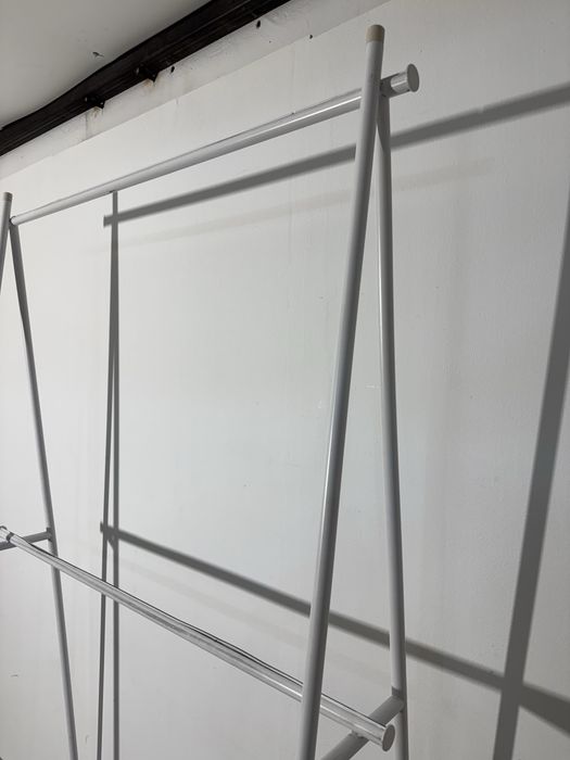 Stender Umerașe; Suport Haine Metalic Înalt Cu Două Bare, Alb Mat