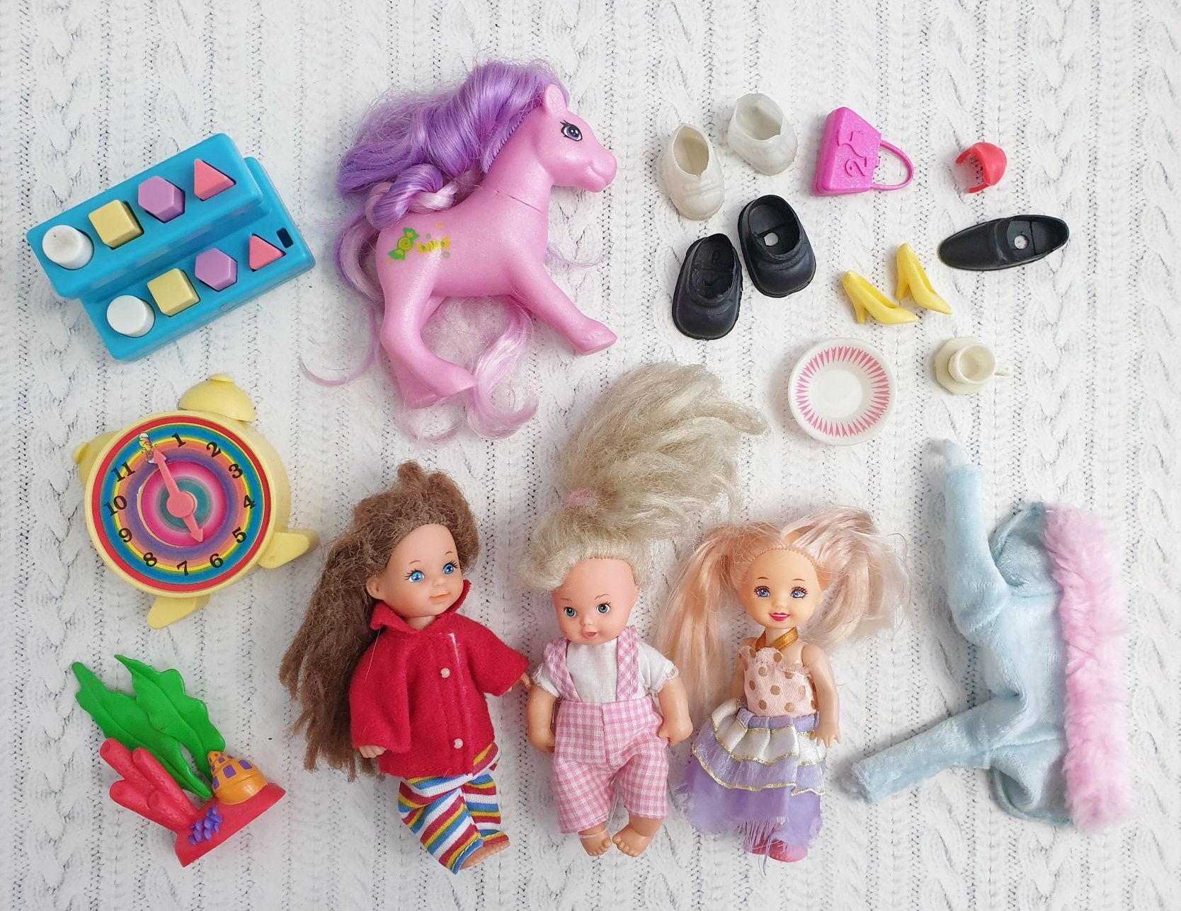 Детские игрушки: посудка, барби, динозавры
