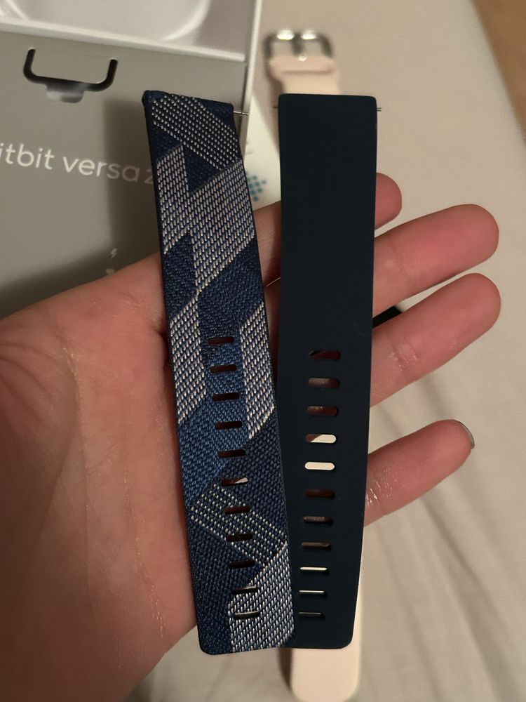 Fitbit versa 2 special edition с две каишки