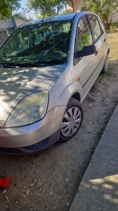 Vând  sau schimb ford fiesta